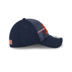 Chicago Bears 2023 NFL Training Camp Alternate Logo Navy New Era 39THIRTY Flex Fit Hat -Hockey Store 60359947 39THIRTY NFLTRN23 CHIBEA OTC RSIDE