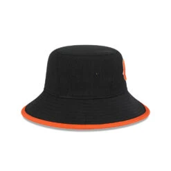 NEW ERA Chicago Bears Black/Orange C Logo Bucket Hat -Hockey Store 60375101 BUCKET MBCKTBASICE3 CHIBEA BLK RSIDE